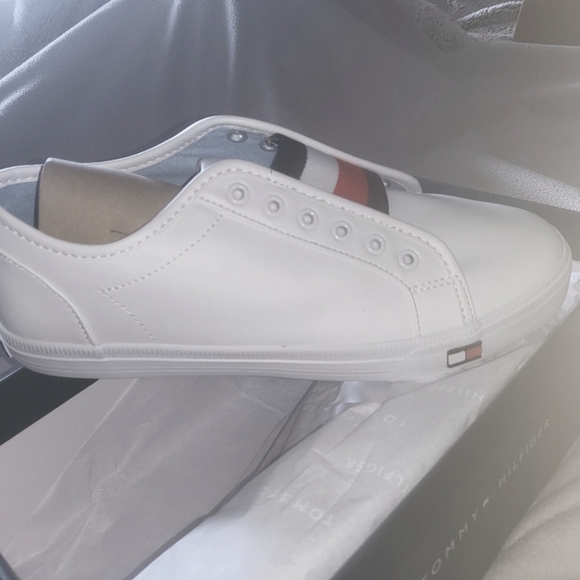 NIB Tommy Hilfiger 8.5 white Anni gym shoes - Picture 1 of 7